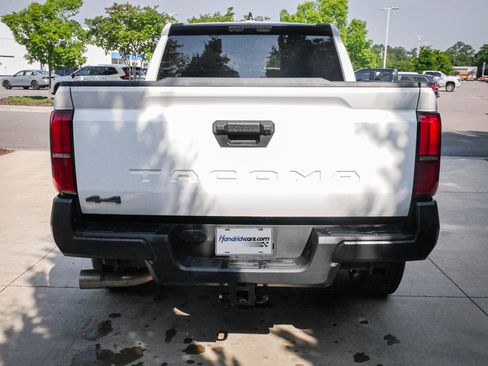 Used 2025 Toyota Tacoma SR AWD/4WD image 9