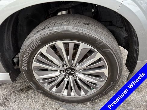 Used 2025 INFINITI QX80 Sensory image 7