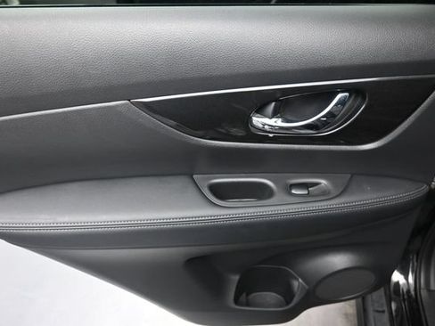 Used 2019 Nissan Rogue SV AWD/4WD image 19