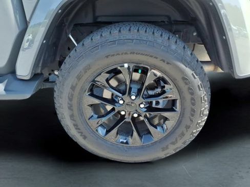 Used 2023 Jeep Gladiator Overland AWD/4WD image 13