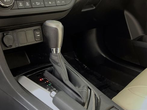 Used 2015 Toyota Corolla LE image 23