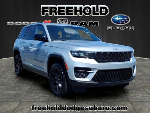 Used 2024 Jeep Grand Cherokee Altitude RWD image 1