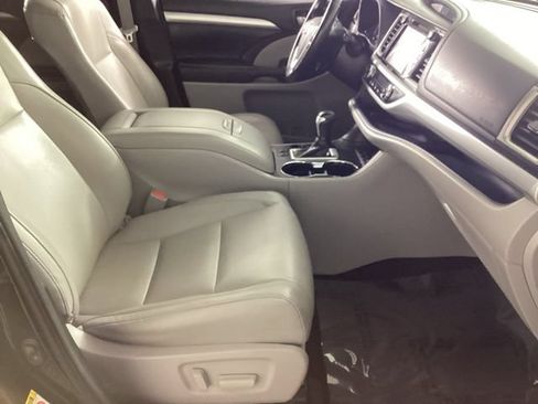 Used 2018 Toyota Highlander XLE AWD/4WD image 23