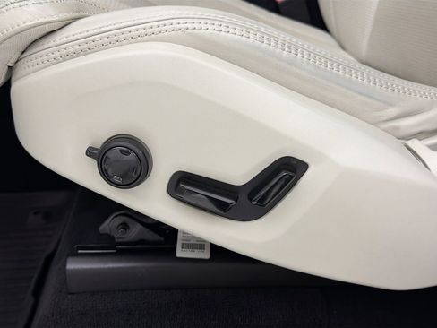 Certified 2023 Volvo XC90 B6 Ultimate w/ Lounge Package image 19