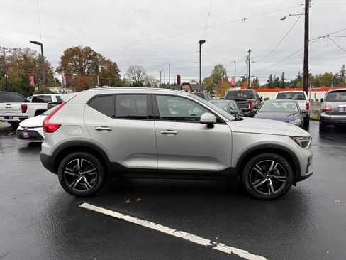 Used 2023 Volvo XC40 B5 Core image 8