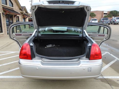 Used 2004 Lincoln Town Car Signature image 22