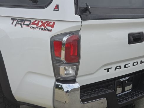Used 2021 Toyota Tacoma TRD Off-Road AWD/4WD image 29