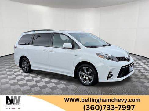 Used 2019 Toyota Sienna SE image 1