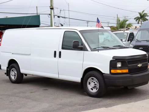 Used 2016 Chevrolet Express 3500 Extended Van 3D image 2