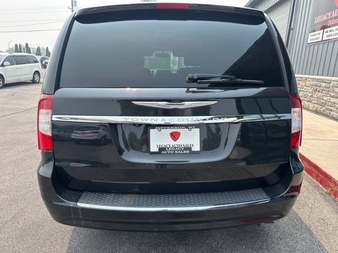 Used 2014 Chrysler Town & Country Touring FWD image 4