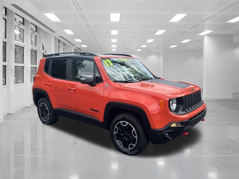 Used 2017 Jeep Renegade Trailhawk w/ Premium Trailhawk Package AWD/4WD image 3