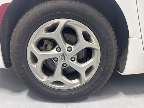 Used 2023 Chrysler Pacifica Limited image 6