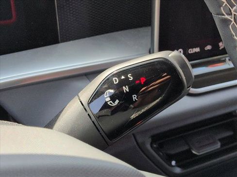 Used 2025 Volkswagen Tiguan SE FWD image 12