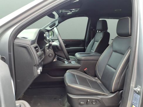Used 2024 GMC Yukon SLT w/ SLT Luxury Package AWD/4WD image 17