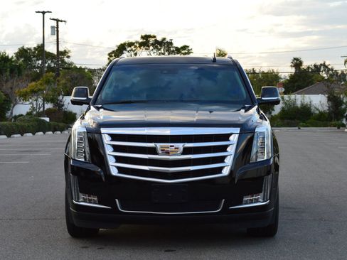 Used 2017 Cadillac Escalade Premium Luxury image 2