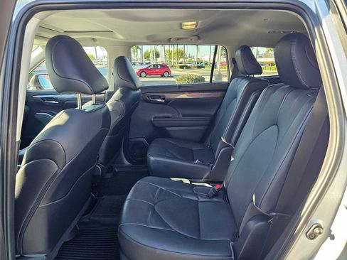 Used 2023 Toyota Highlander Limited image 18