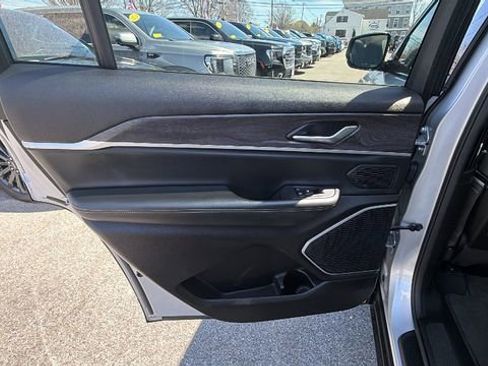 Used 2022 Jeep Grand Cherokee L Limited AWD/4WD image 36