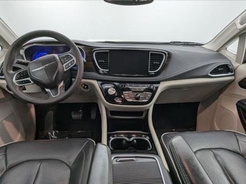 Used 2023 Chrysler Pacifica Limited FWD image 26