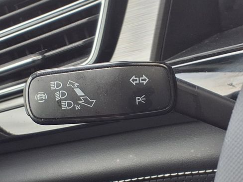 Used 2025 Volkswagen Atlas Cross Sport SE image 13