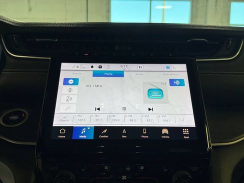 Used 2023 Jeep Grand Cherokee L Limited w/ Luxury Tech Group II AWD/4WD image 17
