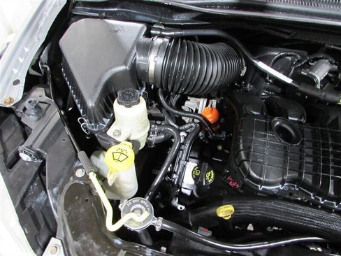 Used 2014 Chrysler Town & Country Touring image 46