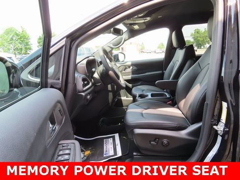 New 2026 Chrysler Pacifica Select image 17