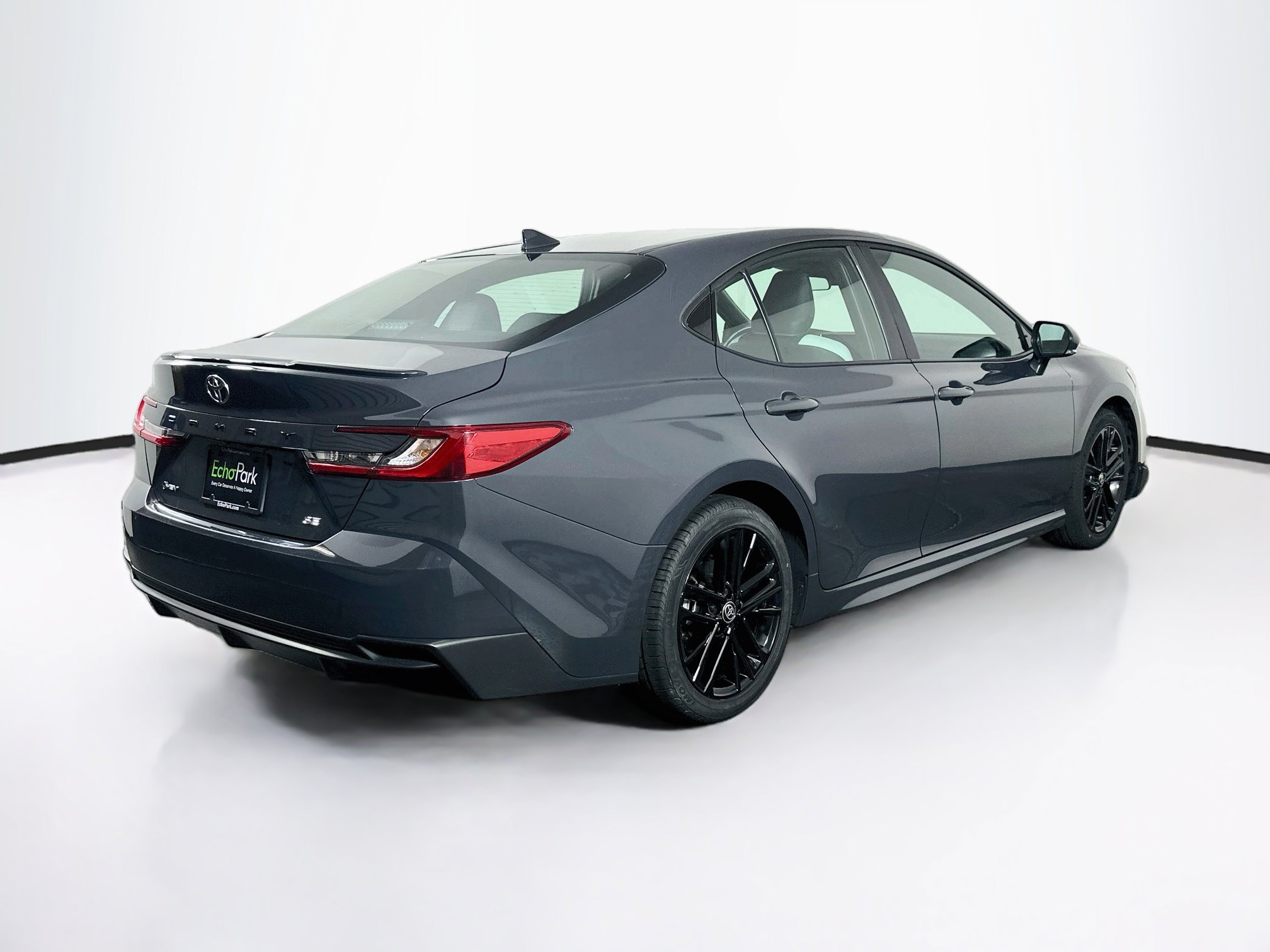 Used 2025 Toyota Camry SE FWD image 9
