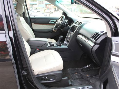 Used 2016 Ford Explorer Platinum image 10