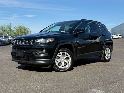 Used 2024 Jeep Compass Latitude AWD/4WD image 2