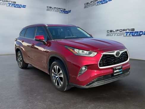 Used 2023 Toyota Highlander XLE FWD image 3