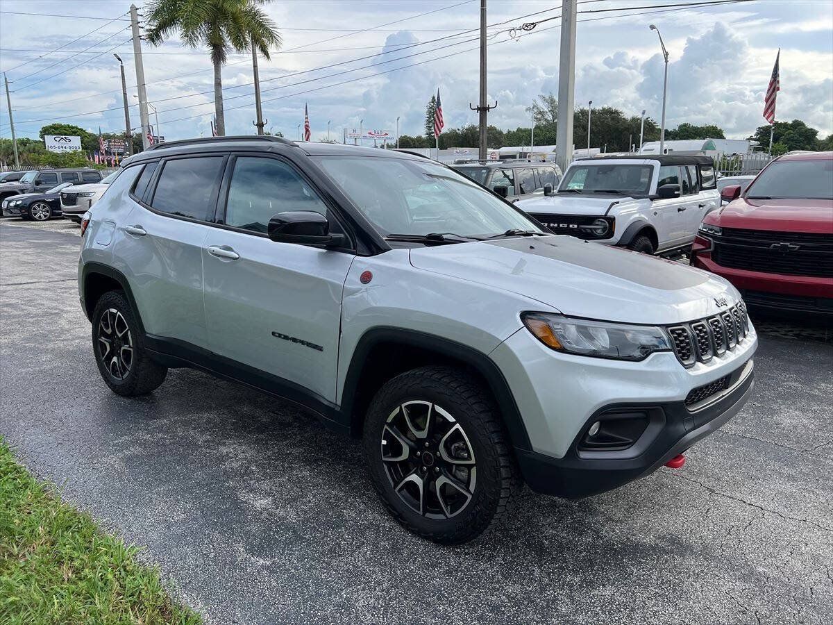 Used 2025 Jeep Compass Trailhawk AWD/4WD image 4