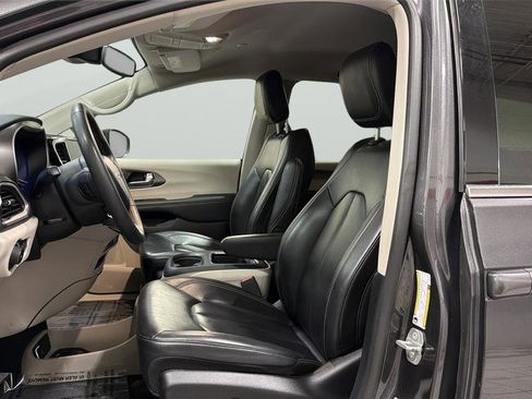 Used 2023 Chrysler Pacifica Touring-L FWD image 23