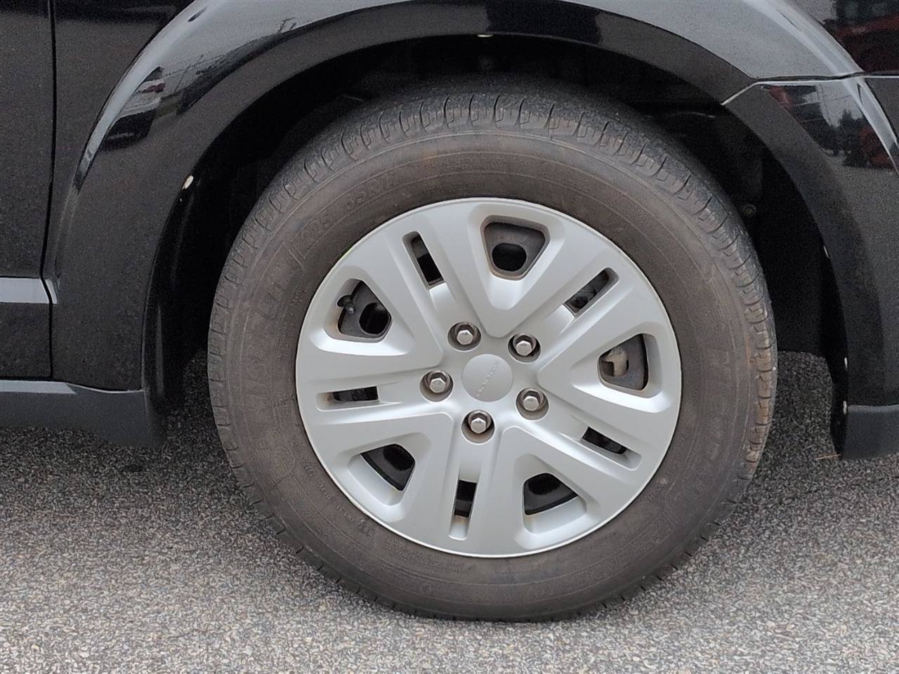 Used 2019 Dodge Journey SE FWD image 10