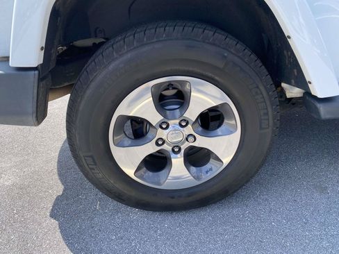 Used 2018 Jeep Wrangler Sahara w/ Connectivity Group AWD/4WD image 9