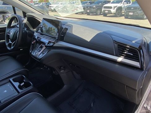 Used 2025 Honda Odyssey Touring image 17