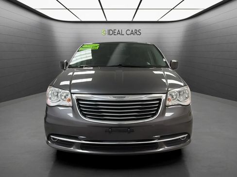 Used 2016 Chrysler Town & Country Touring FWD image 2