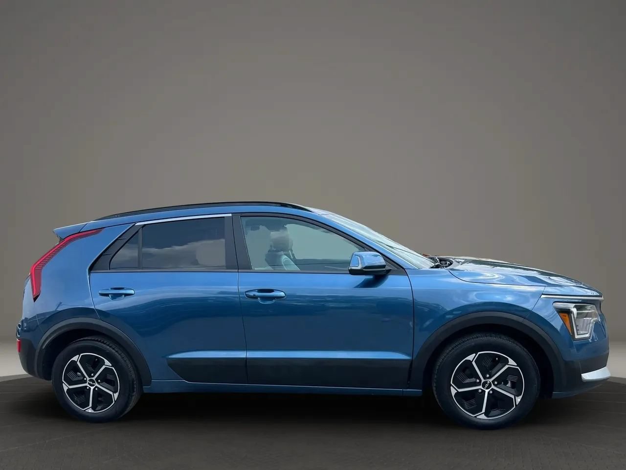 Used 2025 Kia Niro EX FWD image 4