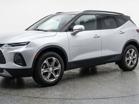 Used 2025 Chevrolet Blazer LT FWD image 3