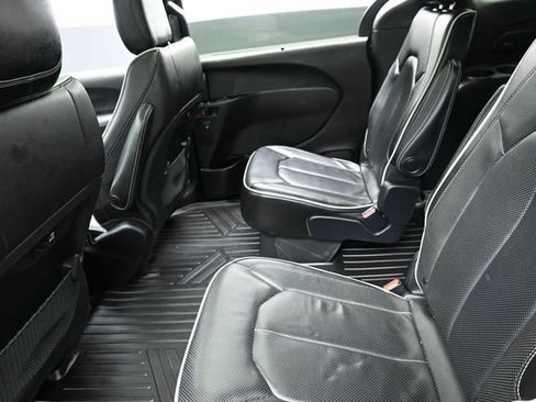 Used 2019 Chrysler Pacifica Limited w/ S Appearance Package FWD image 17