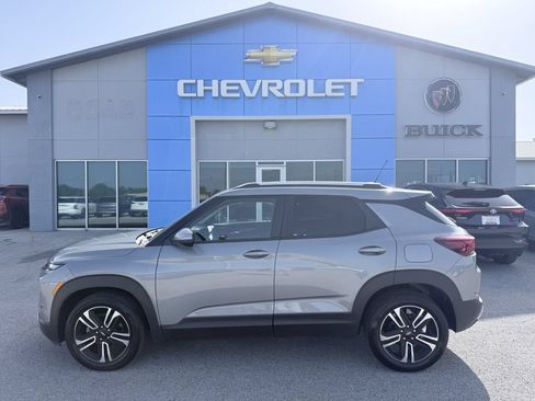 Used 2025 Chevrolet TrailBlazer LT w/ Convenience Package FWD image 4