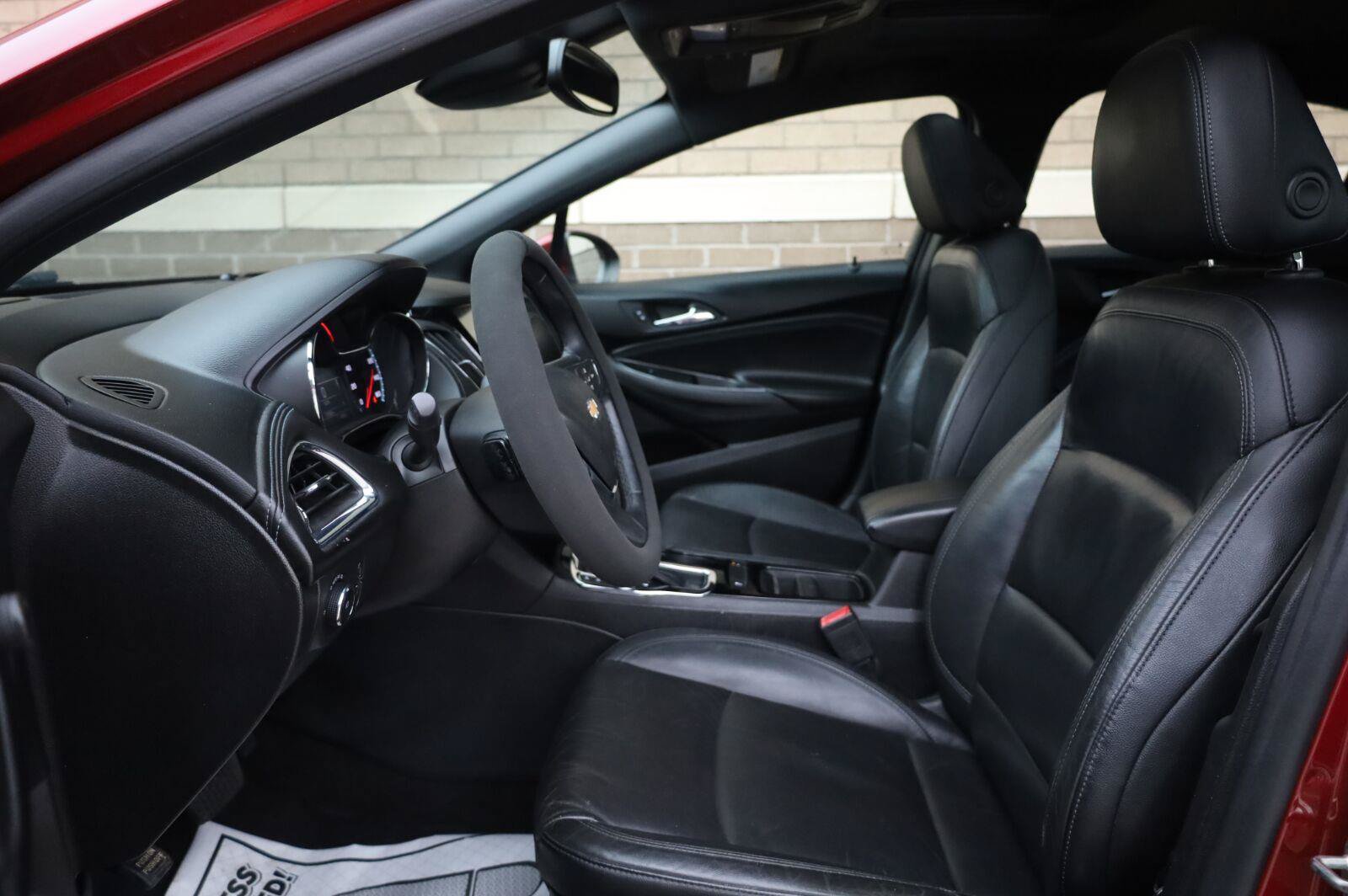 Used 2018 Chevrolet Cruze Premier FWD image 16
