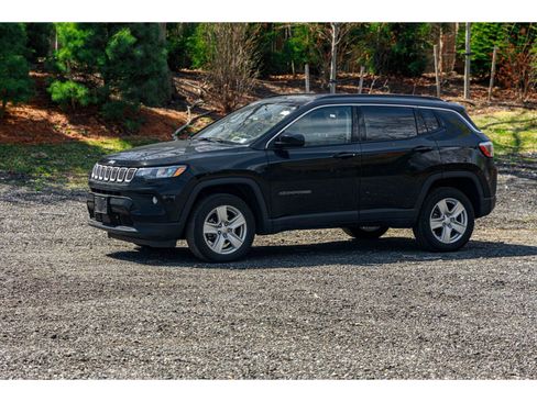 Used 2022 Jeep Compass Latitude image 3