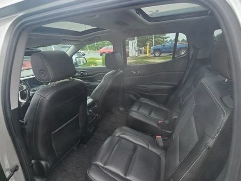 Certified 2019 GMC Acadia SLT FWD image 3