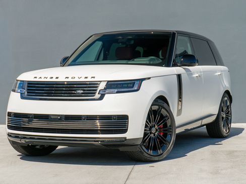 Used 2024 Land Rover Range Rover SV image 3