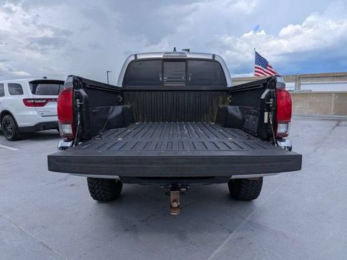 Used 2020 Toyota Tacoma SR5 w/ SR5 Appearance Package (SM) RWD image 12