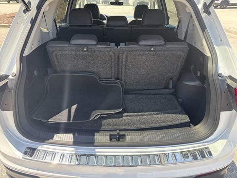Used 2023 Volkswagen Tiguan SE image 28