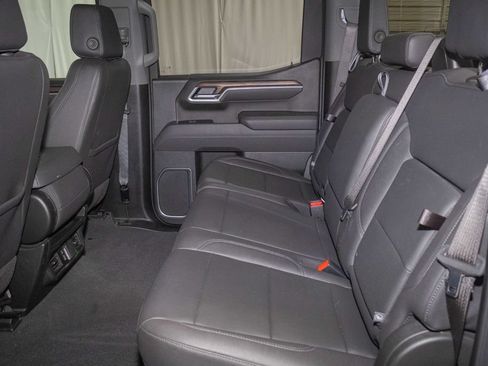 Used 2025 GMC Sierra 1500 SLT AWD/4WD image 13