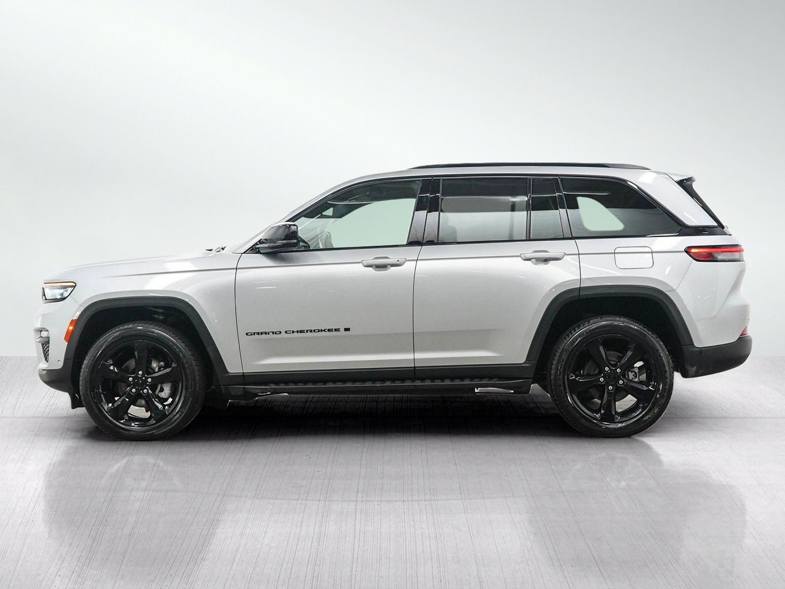 Used 2024 Jeep Grand Cherokee Limited w/ Luxury Tech Group II AWD/4WD image 2