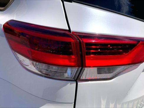 Used 2019 Toyota Highlander Limited FWD image 29