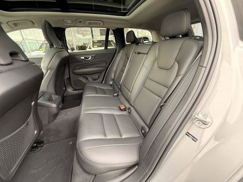 Used 2025 Volvo V60 B5 Cross Country Plus image 29